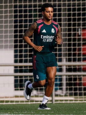 ge - No shape! Mais forte, Rodrygo exibe novo físico durante recuperação no Real; veja imagens