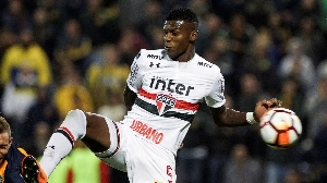 Notícias ao Minuto Brasil - Esporte - São Paulo se irrita e quer negociar Arboleda após 'sumiço' no clube