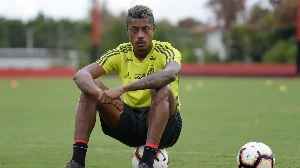 Notícias ao Minuto Brasil - Esporte - Bruno Henrique e Varela treinam com grupo e aumentam chances de jogo no Fla