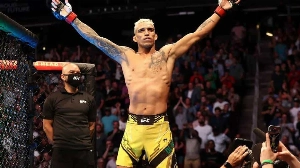 Notícias ao Minuto Brasil - Esporte - UFC 326: Charles do Bronx vence por decisão unânime e é o novo campeão dos peso leve