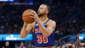 Notícias ao Minuto Brasil - Esporte - Stephen Curry supera Michael Jordan em estatística de cestinhas veteranos