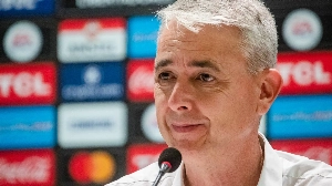 Notícias ao Minuto Brasil - Esporte - Tiago Nunes leva filho com Síndrome de Down a coletiva de imprensa no Equador