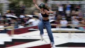 Notícias ao Minuto Brasil - Esporte - Rayssa Leal conquista o título da etapa de Sydney da Street League Skateboarding