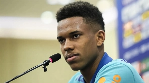 Notícias ao Minuto Brasil - Esporte - Estêvão faz amigos, brilha em treino e ouve promessa na chegada ao Chelsea