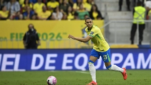 Notícias ao Minuto Brasil - Esporte - Barcelona procura lateral e tem um jogador brasileiro no radar