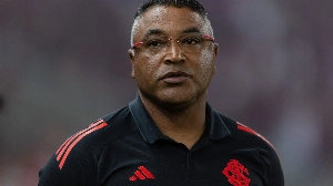 Notícias ao Minuto Brasil - Esporte - São Paulo tem negativa de Filipe Luis e sonda Roger Machado