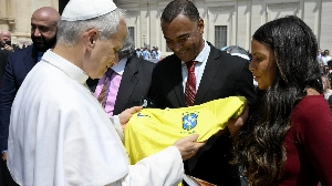Notícias ao Minuto Brasil - Esporte - Cafu entrega camisa da Seleção ao papa Leão 14 em encontro no Vaticano