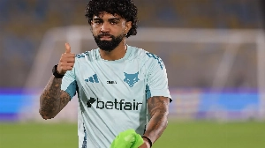 Notícias ao Minuto Brasil - Esporte - Gabigol desencanta no fim, Cruzeiro bate Bahia e não deixa Flamengo escapar