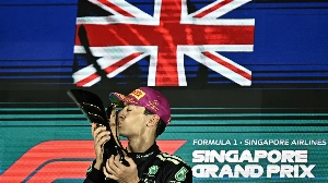 Notícias ao Minuto Brasil - Esporte - Russell vence, e Piastri se irrita com manobra de Norris no GP de Singapura