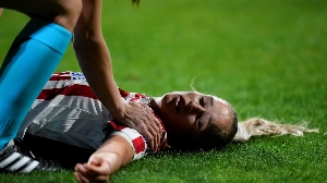 Notícias ao Minuto Brasil - Esporte - Jogadora do Atlético de Madrid desmaia e causa pânico na Champions