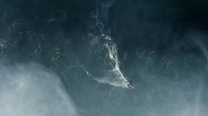 Notícias ao Minuto Brasil - Esporte - Brasileiro surfa onda próxima a 30 metros em Portugal e desafia recorde mundial