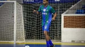 Notícias ao Minuto Brasil - Esporte - Jogador de 20 anos morre após cair do telhado de hotel no Recife