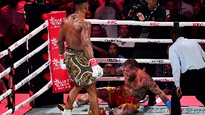 Notícias ao Minuto Brasil - Esporte - Anthony Joshua luta mal, mas derruba Jake Paul no sexto round e espera por Tyson Fury