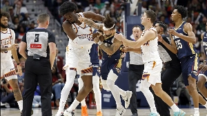 Notícias ao Minuto Brasil - Esporte - Jogadores trocam socos em jogo da NBA entre Pelicans e Suns