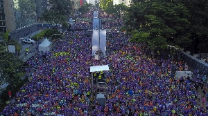 Notícias ao Minuto Brasil - Esporte - Atleta da Tanzânia vence São Silvestre e desmaia; brasileira fica em 3º