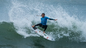 Notícias ao Minuto Brasil - Esporte - Brasileira é atingida por água-viva em eliminação do Mundial Júnior de Surfe