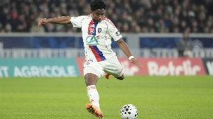 Notícias ao Minuto Brasil - Esporte - Endrick supera ídolos do Lyon em início, mas fica atrás de Neymar na França