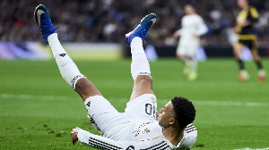 Notícias ao Minuto Brasil - Esporte - Sem operação à vista: Real Madrid revela lesão de Mbappé