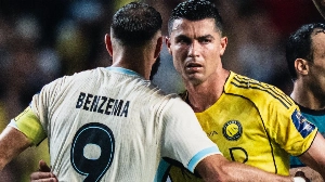 Notícias ao Minuto Brasil - Esporte - 'Novela' sem fim: Revelado SMS provocador de Benzema a Cristiano Ronaldo