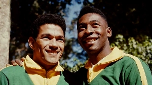 Notícias ao Minuto Brasil - Esporte - Morre o barbeiro que moldou o topete do Rei Pelé