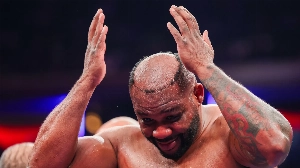 Notícias ao Minuto Brasil - Esporte - Após perder peruca durante luta, pugilista revela gastos para colocá-la