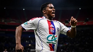 Notícias ao Minuto Brasil - Esporte - Endrick faz golaço, Lyon bate o Laval e avança de fase na Copa da França