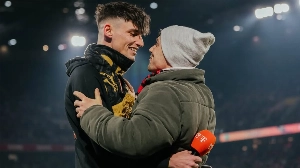 Notícias ao Minuto Brasil - Esporte - Árbitro que pediu namorado em casamento acaba agredido em casa