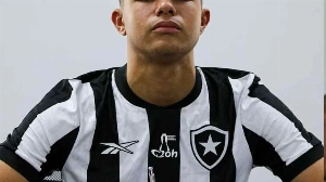 Notícias ao Minuto Brasil - Esporte - Bruninho Samudio faz 16 anos e assina 1º contrato profissional com Botafogo