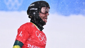 Notícias ao Minuto Brasil - Esporte - Astro do snowboard fratura pescoço e é levado para hospital de helicóptero