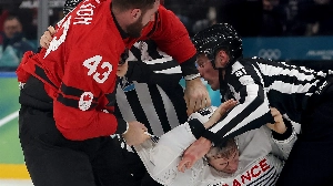 Notícias ao Minuto Brasil - Esporte - Jogadores brigam feio durante partida de hóquei no gelo; vídeo