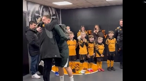 Notícias ao Minuto Brasil - Esporte - Jogadores do Chelsea ignoram crianças e geram revolta na Inglaterra