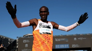 Notícias ao Minuto Brasil - Esporte - Em turnê de 'conexão com os fãs', bicampeão olímpico Eliud Kipchoge correrá maratona de Porto Alegre