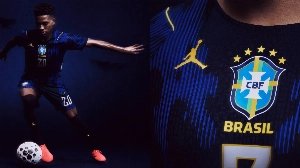 Notícias ao Minuto Brasil - Esporte - Nike lança camisa 2 do Brasil para a Copa em parceria com marca de Michael Jordan