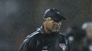 Notícias ao Minuto Brasil - Esporte - São Paulo: Roger faz lição de casa, vira líder e passa em teste de pressão