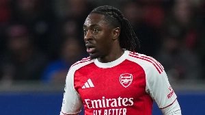 Notícias ao Minuto Brasil - Esporte - Craque do Arsenal se emociona ao encontrar ídolo da Seleção Brasileira