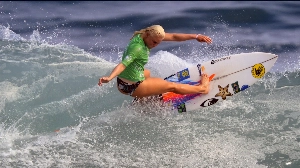 Notícias ao Minuto Brasil - Esporte - WSL cria convite de maternidade e anuncia volta de Tati Weston-Webb em 2027