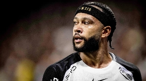 Notícias ao Minuto Brasil - Esporte - Depay usa celular no banco, pode ser punido e vira polêmica