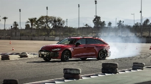 Notícias ao Minuto Brasil - Esporte - Audi RS 5 estreia sistema híbrido com controle inteligente de torque