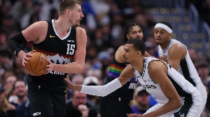 Notícias ao Minuto Brasil - Esporte - Jokic leva a melhor sobre Wembanyama e decide vitória do Nuggets contra Spurs na NBA