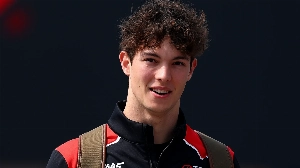 Notícias ao Minuto Brasil - Esporte - Bearman mira Ferrari, fala em vitórias e nega ameaça a Hamilton: 'Não me vê assim'