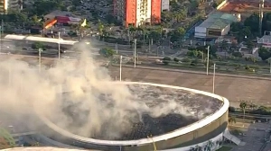 Notícias ao Minuto Brasil - Esporte - Bombeiros combatem incêndio no velódromo do Parque Olímpico, no Rio