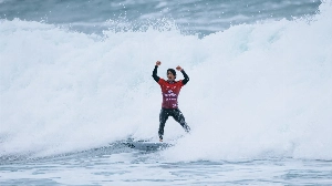Notícias ao Minuto Brasil - Esporte - Miguel Pupo vence australiano de virada e vai às quartas em Bells Beach