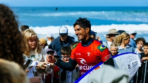 Notícias ao Minuto Brasil - Esporte - Medina dá show em Bells e encara campeão mundial Yago Dora na semi