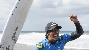Notícias ao Minuto Brasil - Esporte - Miguel Pupo vira sobre Yago Dora e conquista Bells Beach em final inédita brasileira