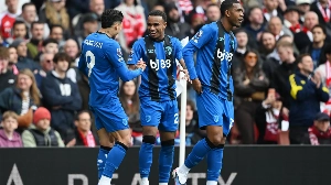 Notícias ao Minuto Brasil - Esporte - Arsenal perde para Bournemouth, reacende o City e deixa título da Premier League em risco