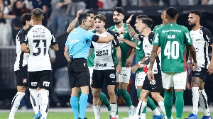Notícias ao Minuto Brasil - Esporte - Corinthians e Palmeiras empatam com confusão dentro e fora do gramado