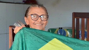 ge - Vovó torcedora da Seleção cria tradição de quebrar copos a cada gol do Brasil: 