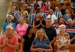 ge - Torcedores do Grêmio que viralizaram em missa vão à Arena pela primeira vez; conheça