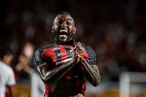 ge - Vitória anuncia renovação de contrato com o lateral-esquerdo Ramon