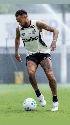 ge - Fora da estreia do Santos na Sul-Americana, Neymar treina no CT Rei Pelé; veja fotos